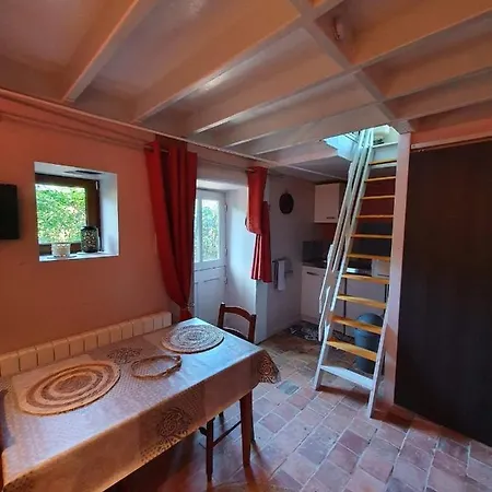 Apartment Four A Pain Torce-en-Charnie