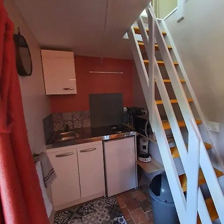 Four A Pain Apartment *